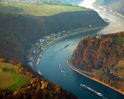 The site is home to approximately 40 hilltop castles combining with a beautiful scenario of the river and the best quality vine makes it the best holi